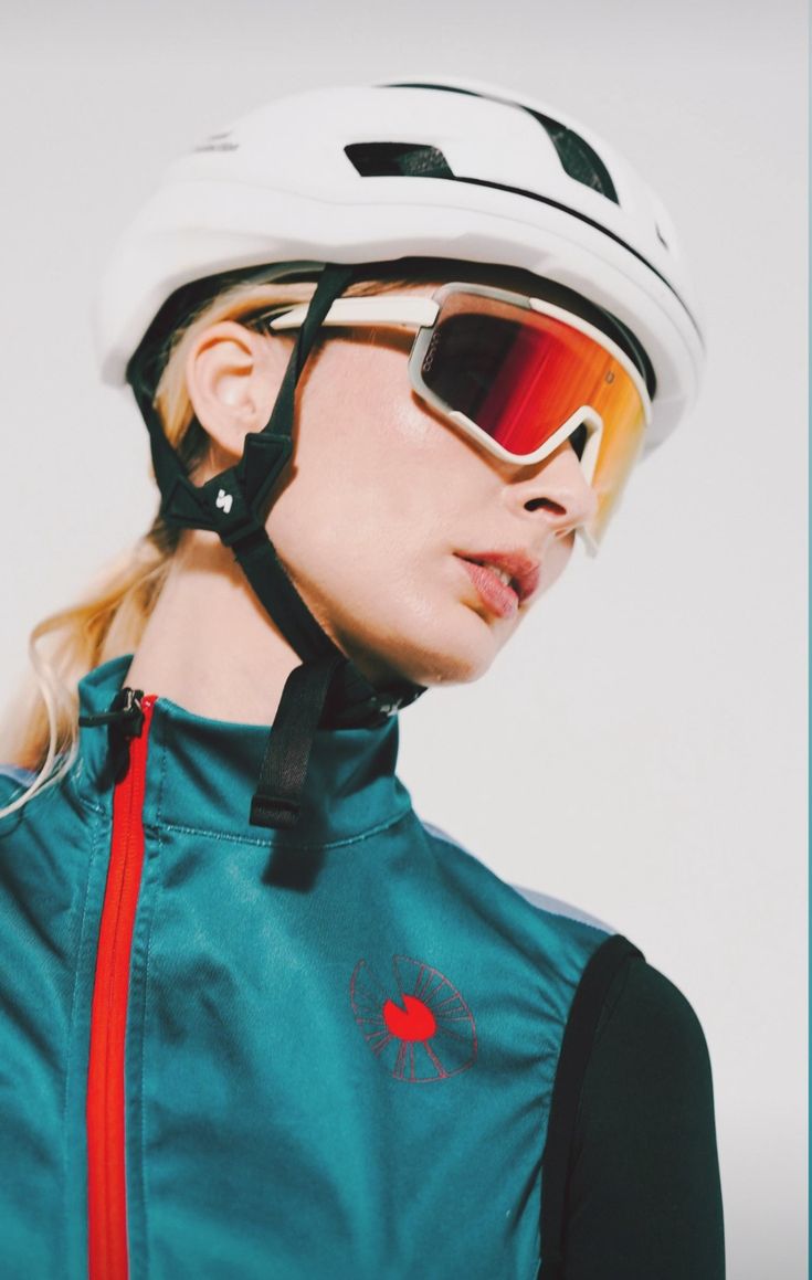 Trail runner con gafas CASHFOR alto rendimiento montaña