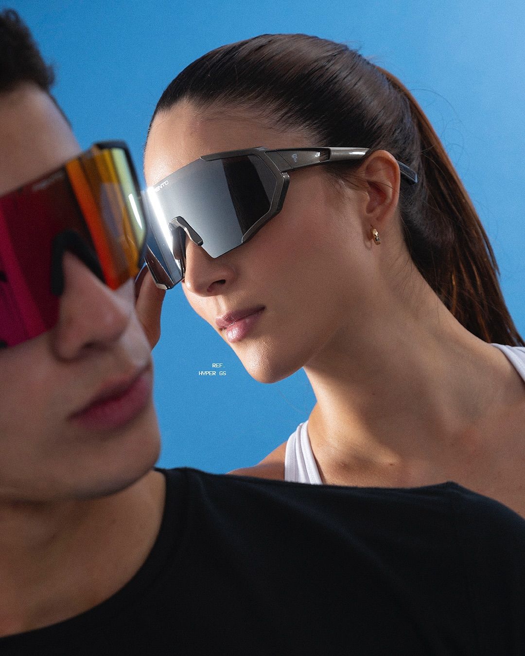 Ciclista con gafas CASHFOR velocidad extrema rendimiento deportivo