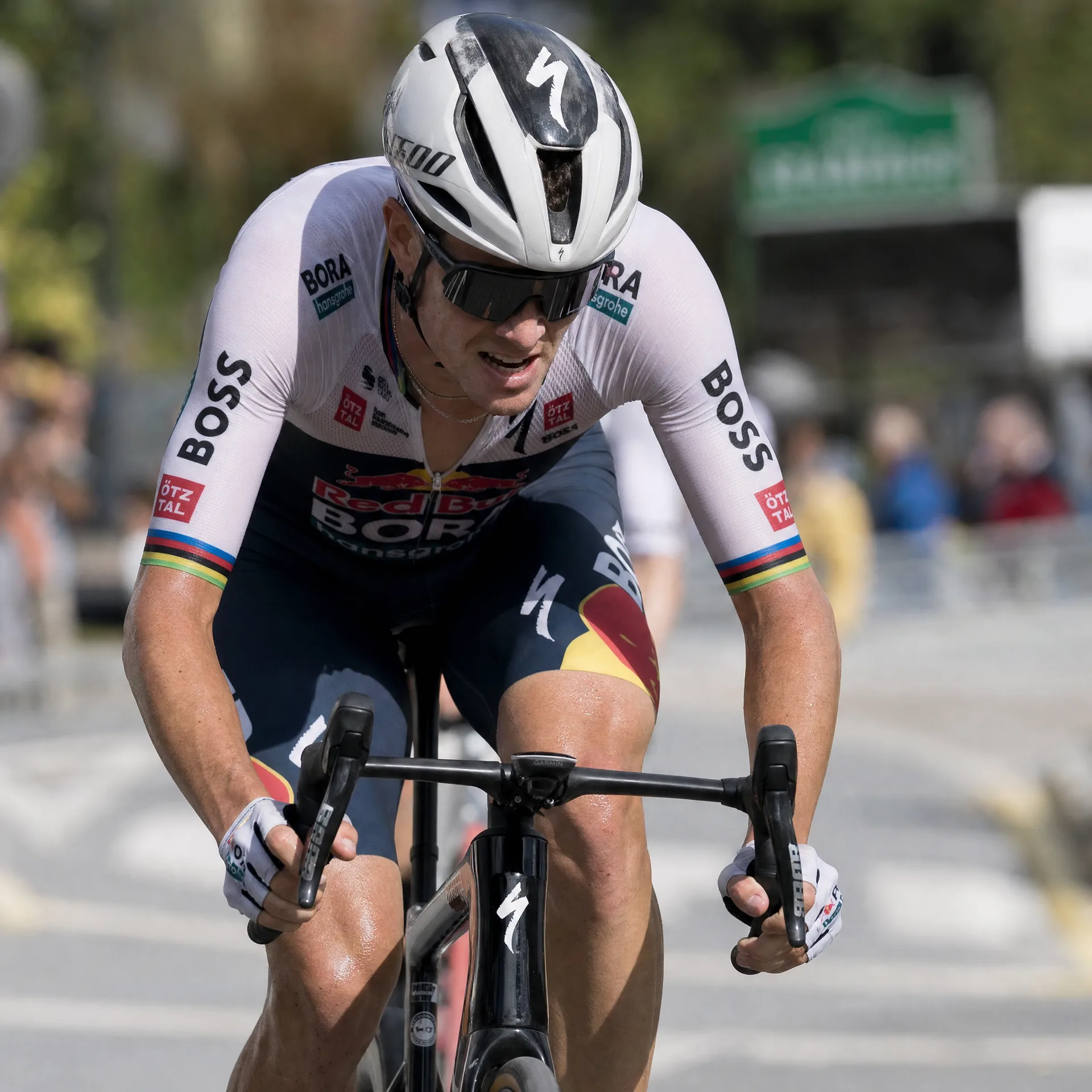 Ciclista profesional con gafas CASHFOR ciclismo rendimiento extremo